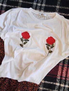 NA-KD White Short Sleeve Tee with Red Rose Embroidery
